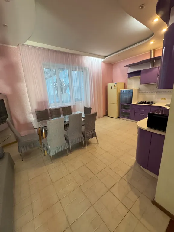 Дом с большим бассейном