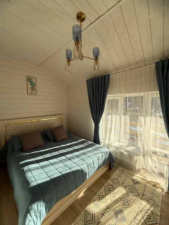 Дом в лесу с видом на горы