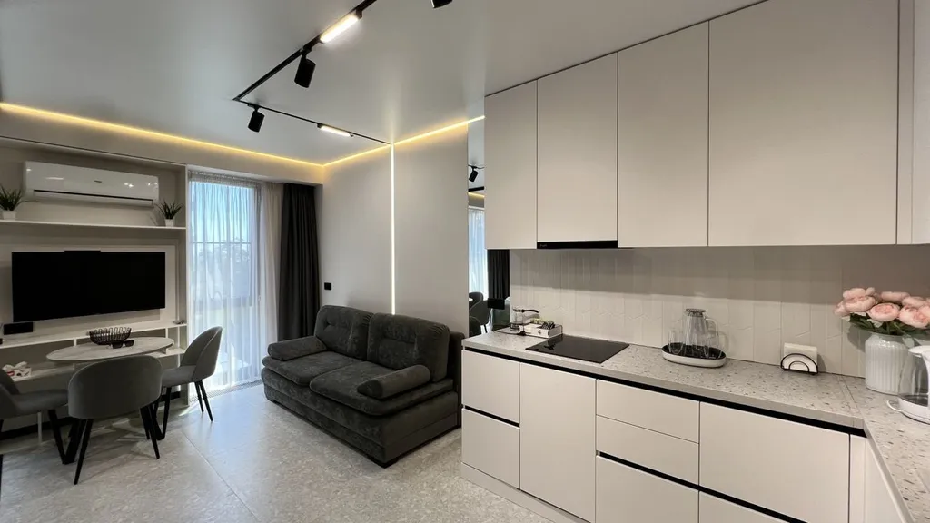 Квартира с бaлконoм и видом на моpе