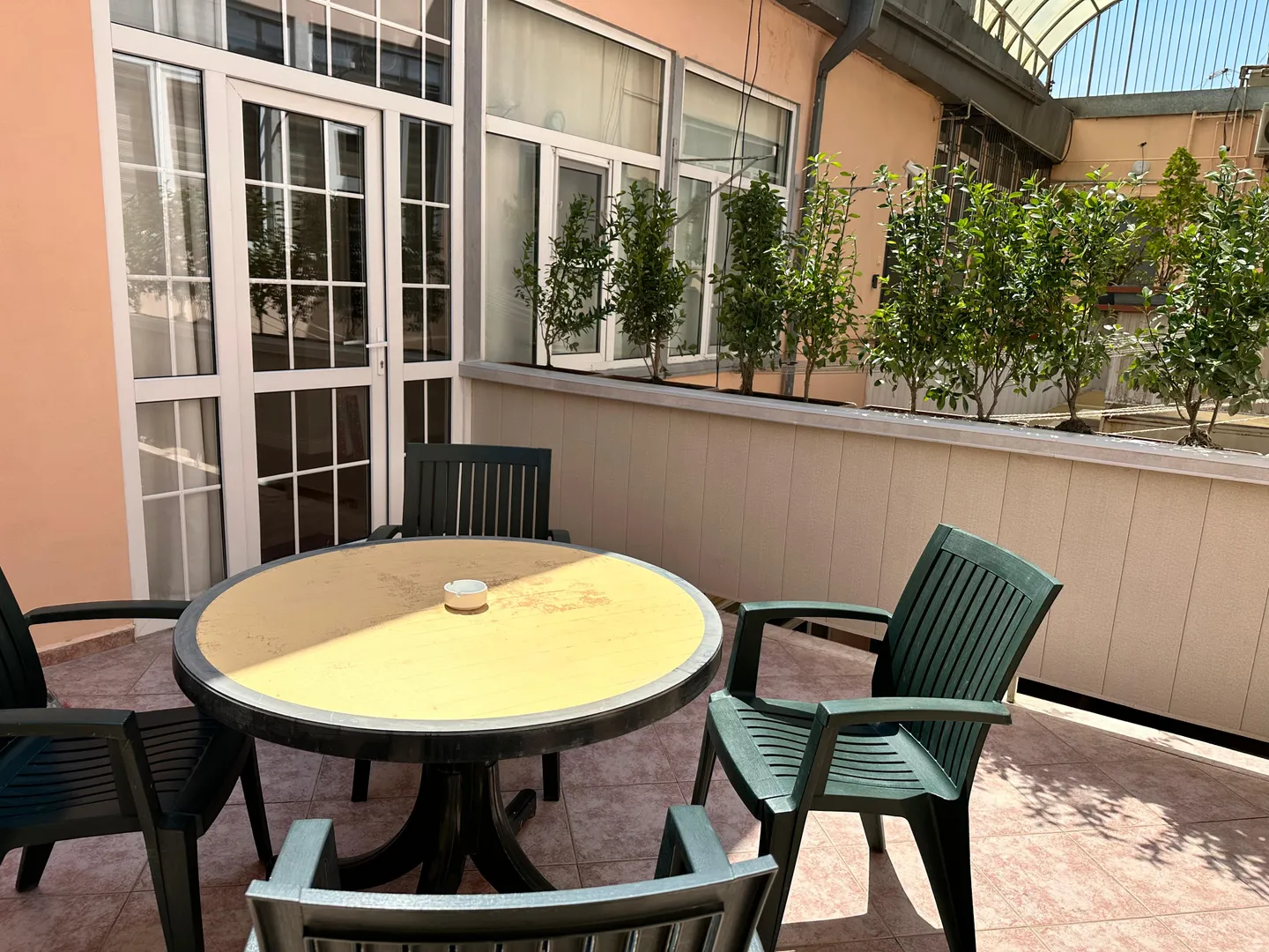 " PATIO " ( s 17 м² ) Балкон с видом на внутренний дворик.
