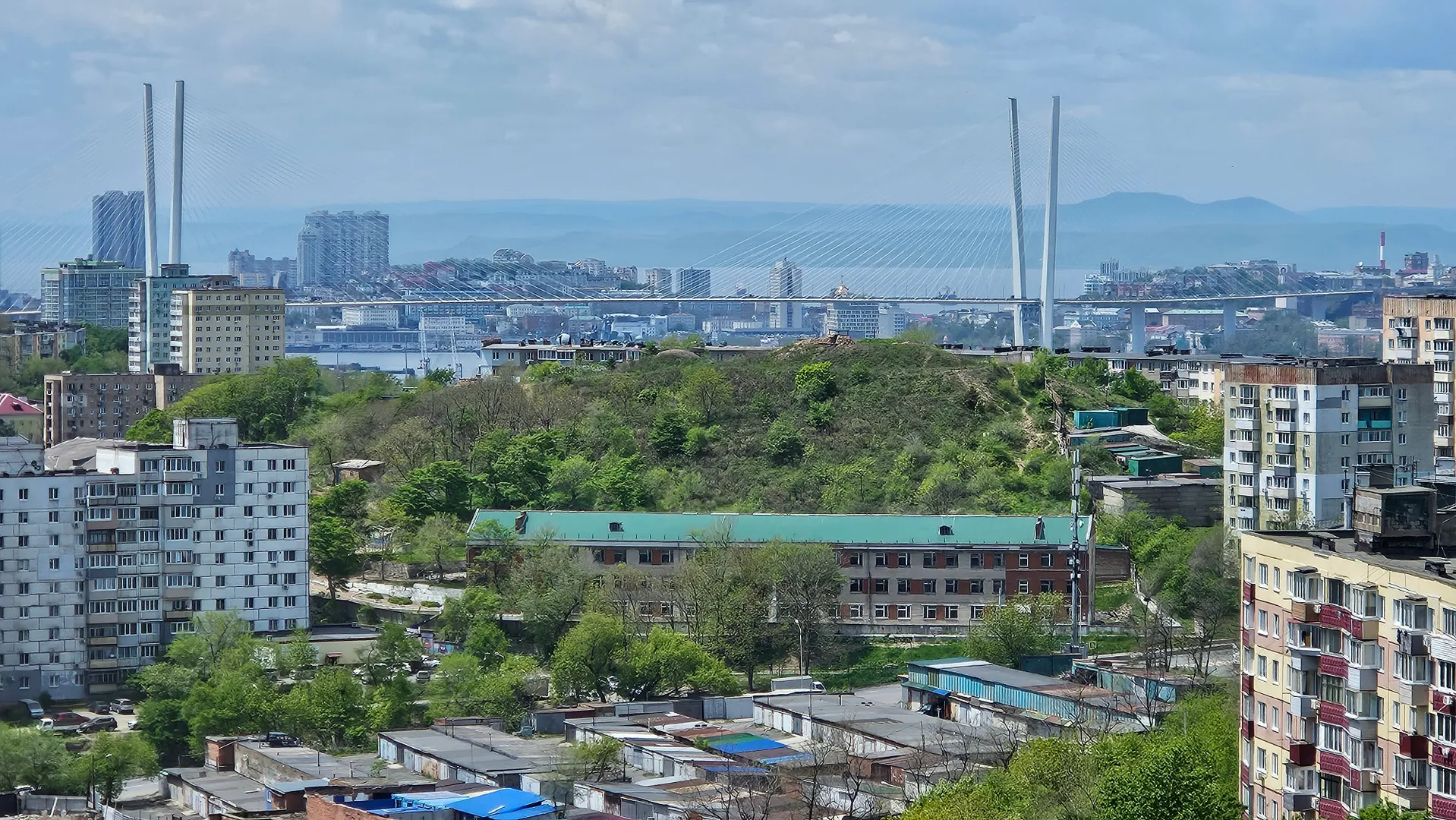 Вид на центр города, Золотой мост, бух. Золотой Рог