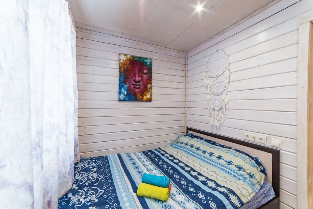 Уютный коттедж с панорамными окнами на берегу озера