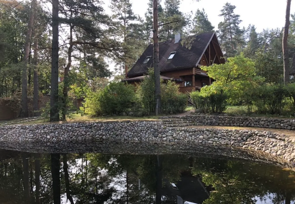 Коттедж Дом для отдыха в живописном месте — Луга