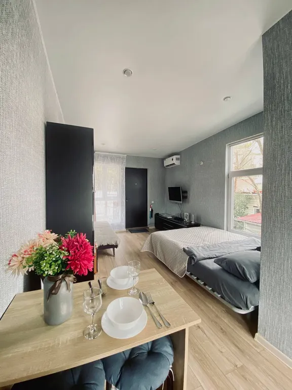 Студия с видом на город