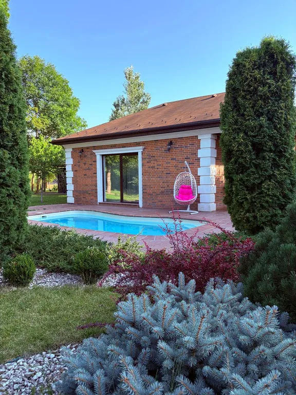 Дом в горах на берегу реки