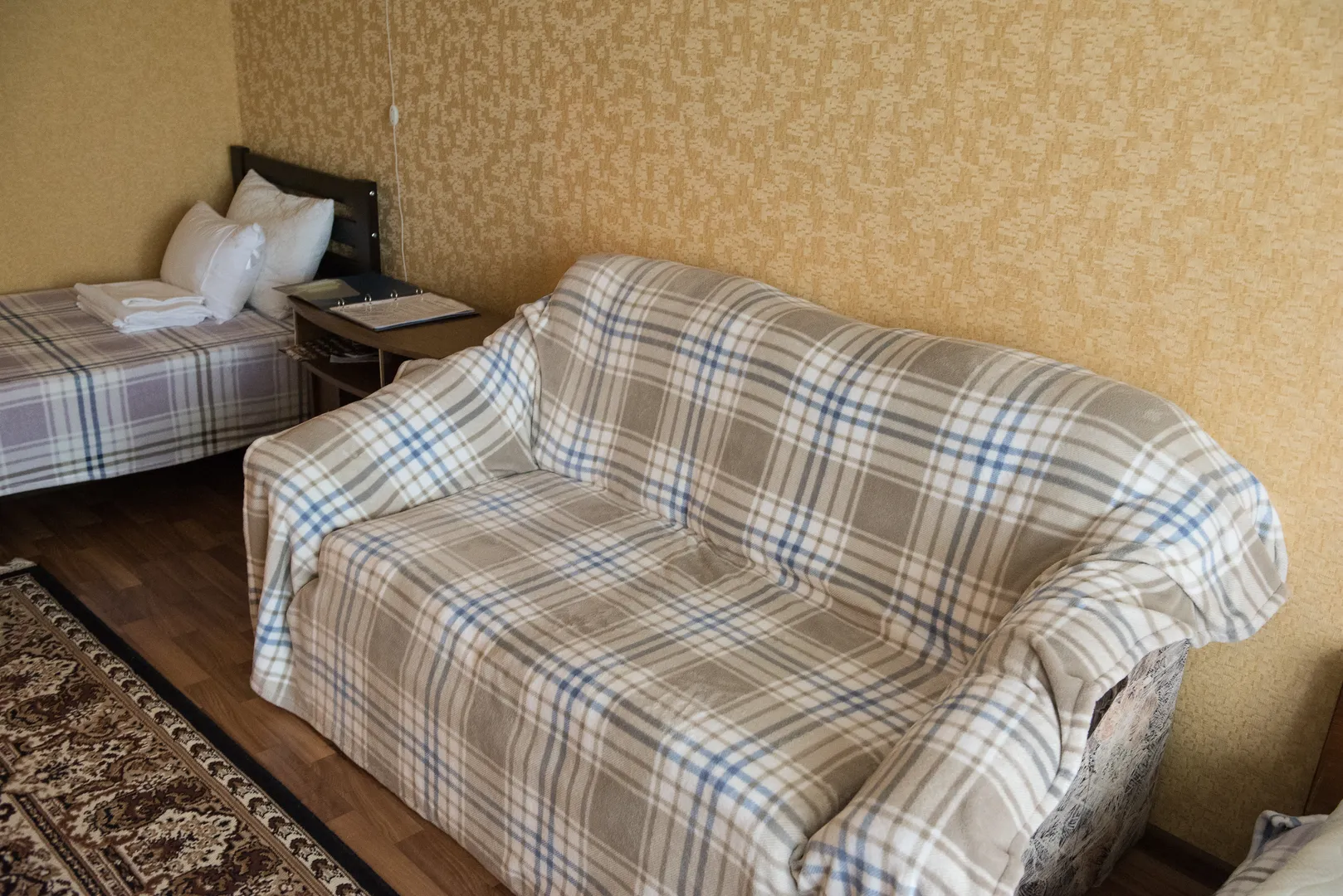 Диван в спальне - для отдыха всей семьей/компанией. Спальные места - кровати.