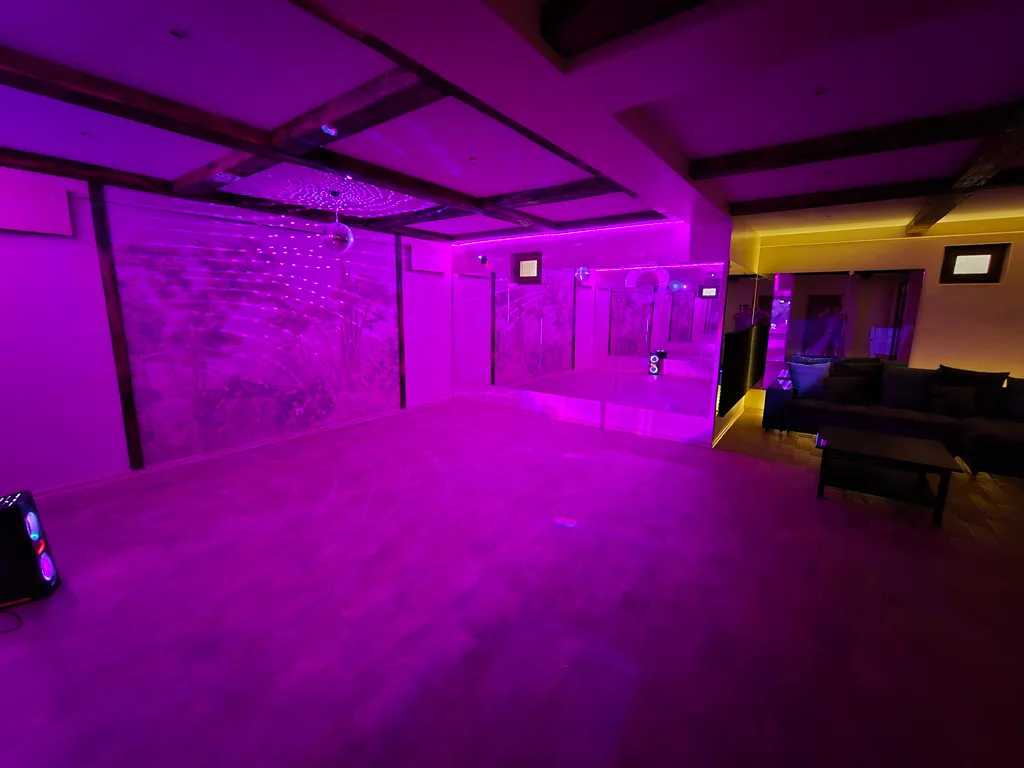 Особняк с большим бассейном в живописном лесном поселке