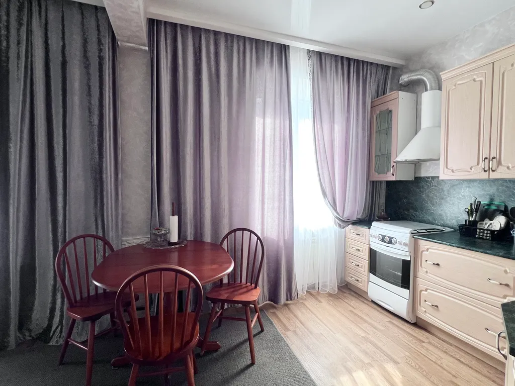 2-комнатная квартира класса люкс в центре города! Район Площади