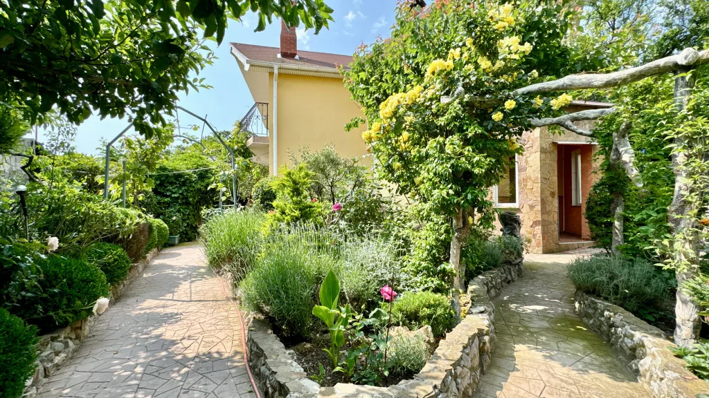 Домик с садом в Кореизе возле ялты