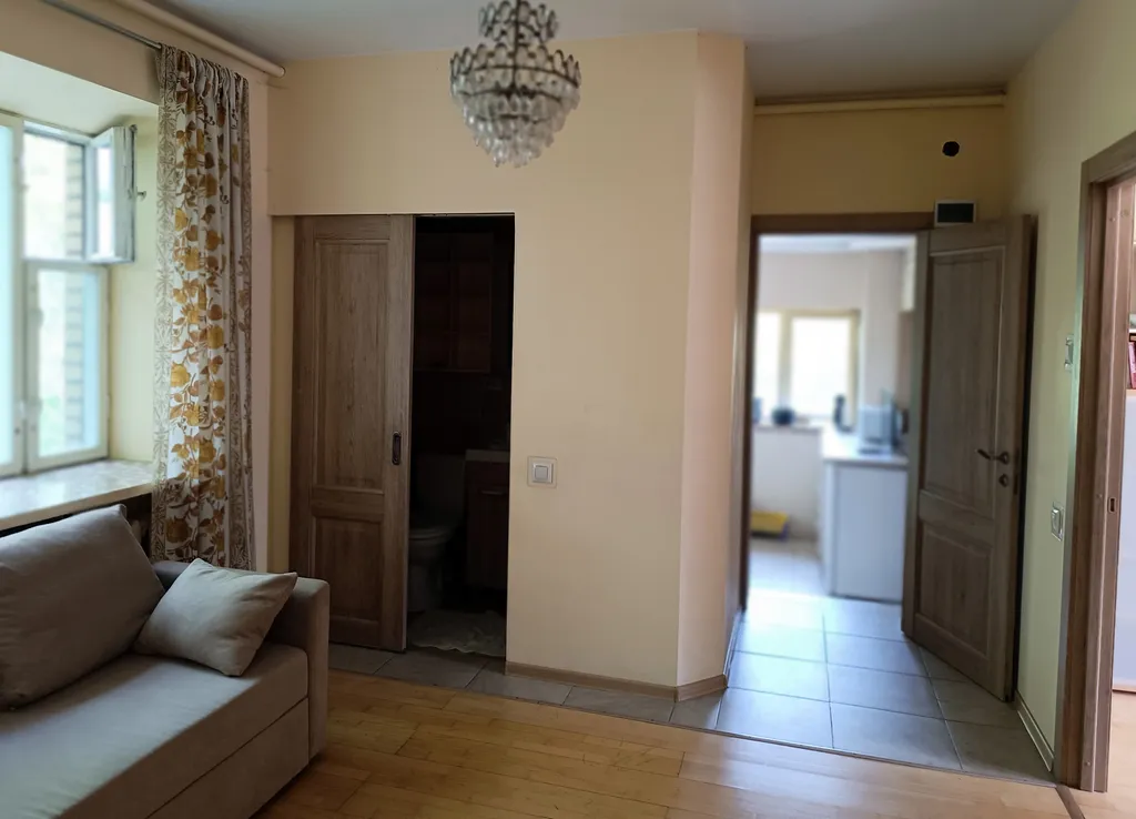 Вместительный, теплый дом на берегу реки Воря