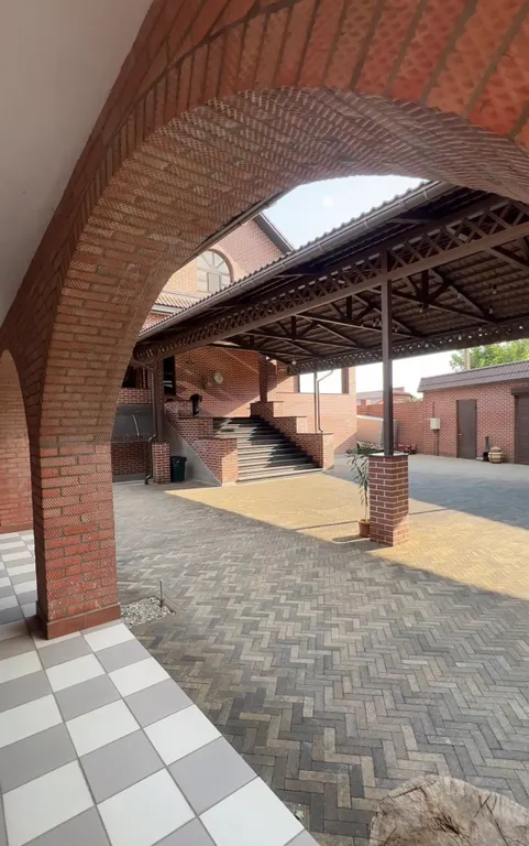 Дом "Вромса" на Хлебной - новый, брутальный, спокойный, комфортный.