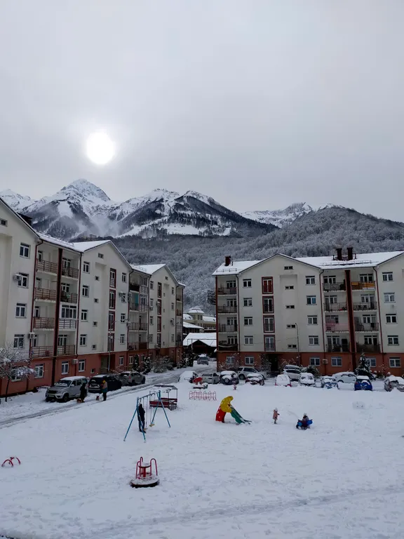 Квартира с балконом и видом на горы