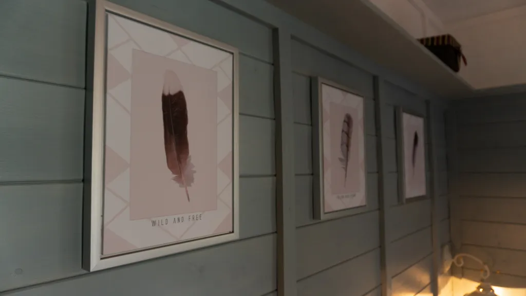 Красивый домик в лесу у реки