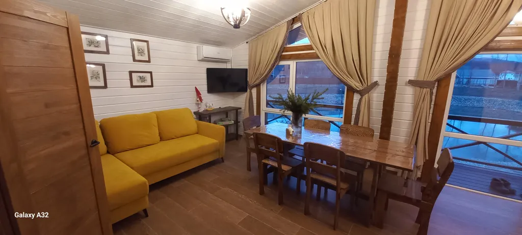 Шале в горах на берегу реки