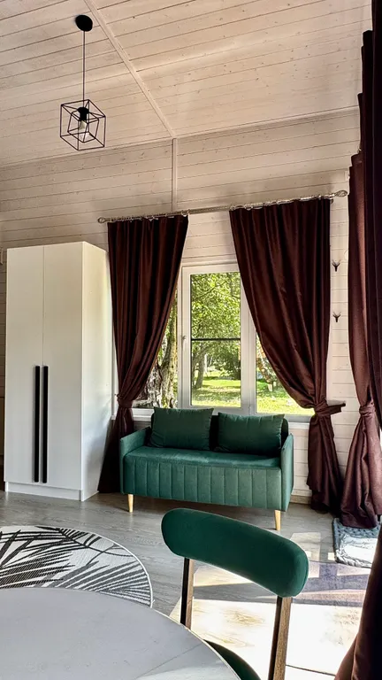 Шале с террасой на берегу реки