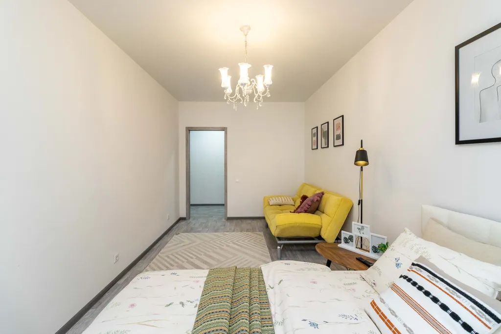 Квартира с жёлтым диваном