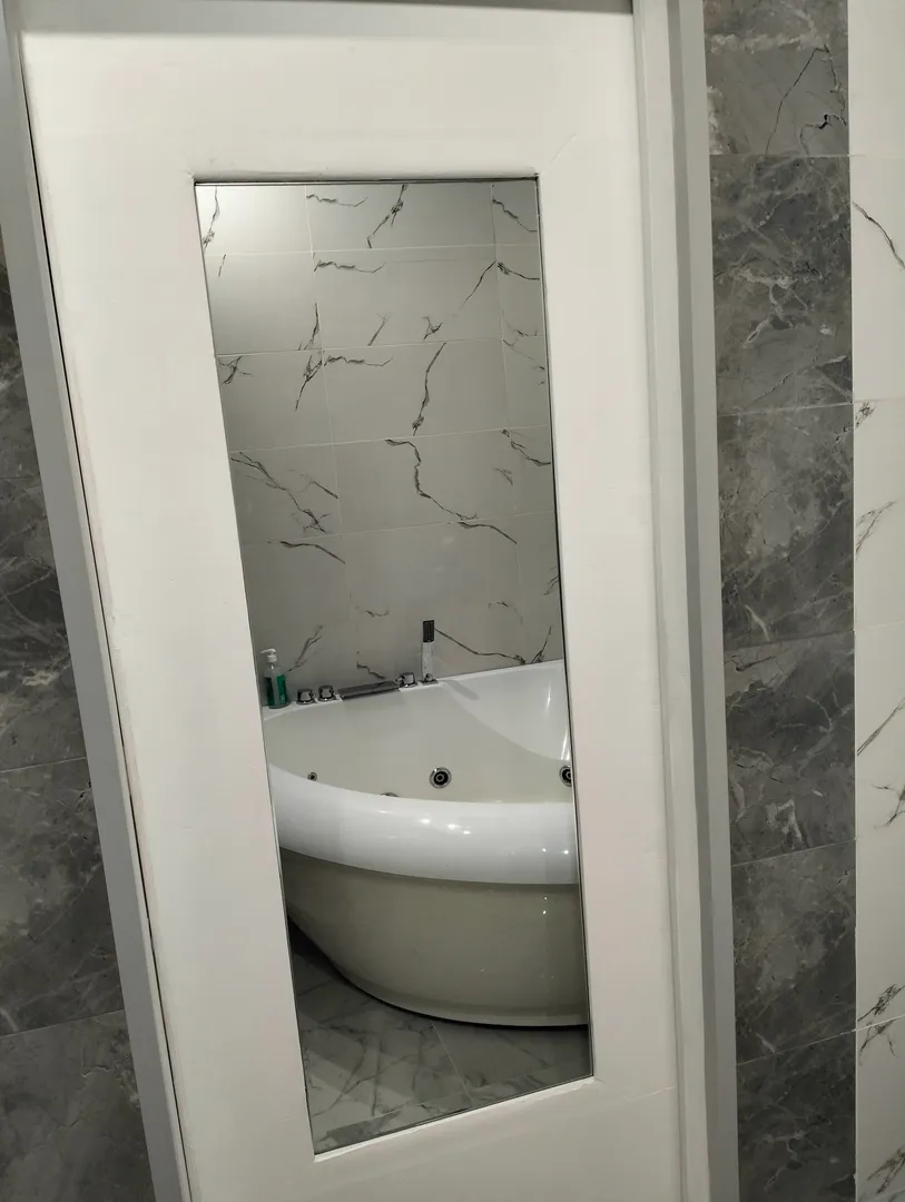 Большое зеркало в ванной