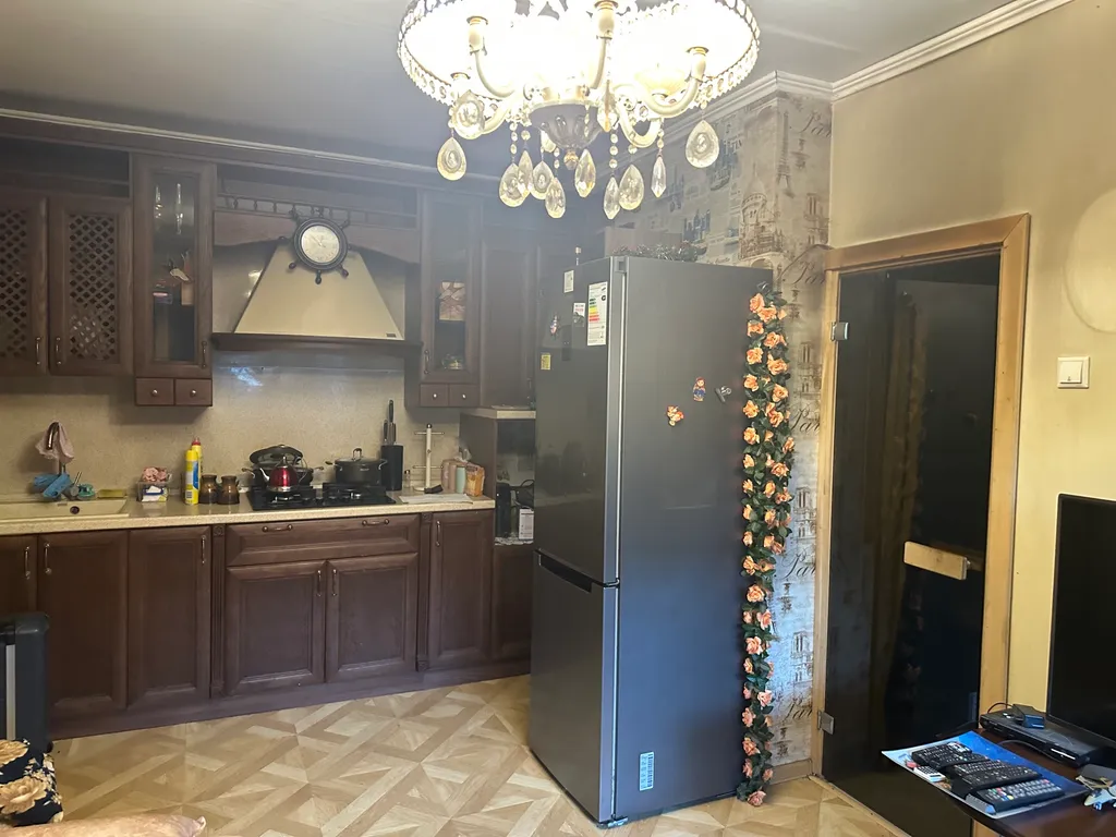 Уютный домик рядом с садом, хвойными деревьями, рядом с тц