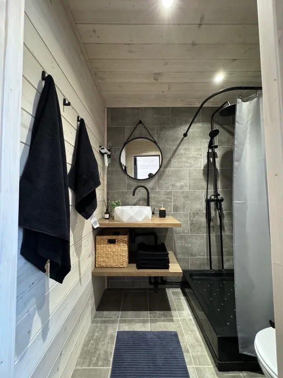 Уютный дом в стиле Барнхаус с чаном у леса, у нас есть баня.