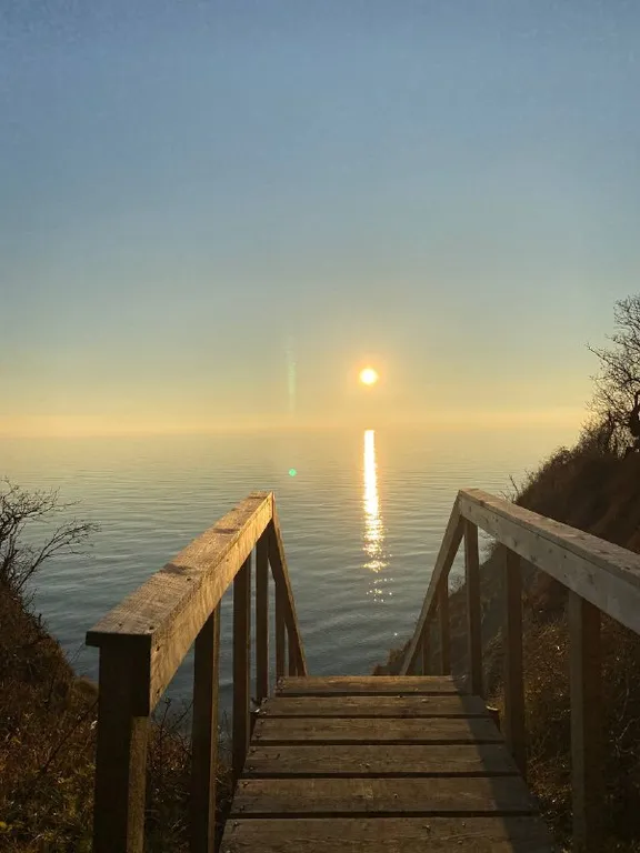 Дом на краю леса с видом на горы