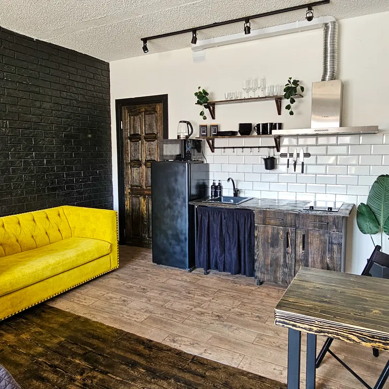 Студия с большой кроватью и ванной, кофемашиной и оплаченным кинотеатр