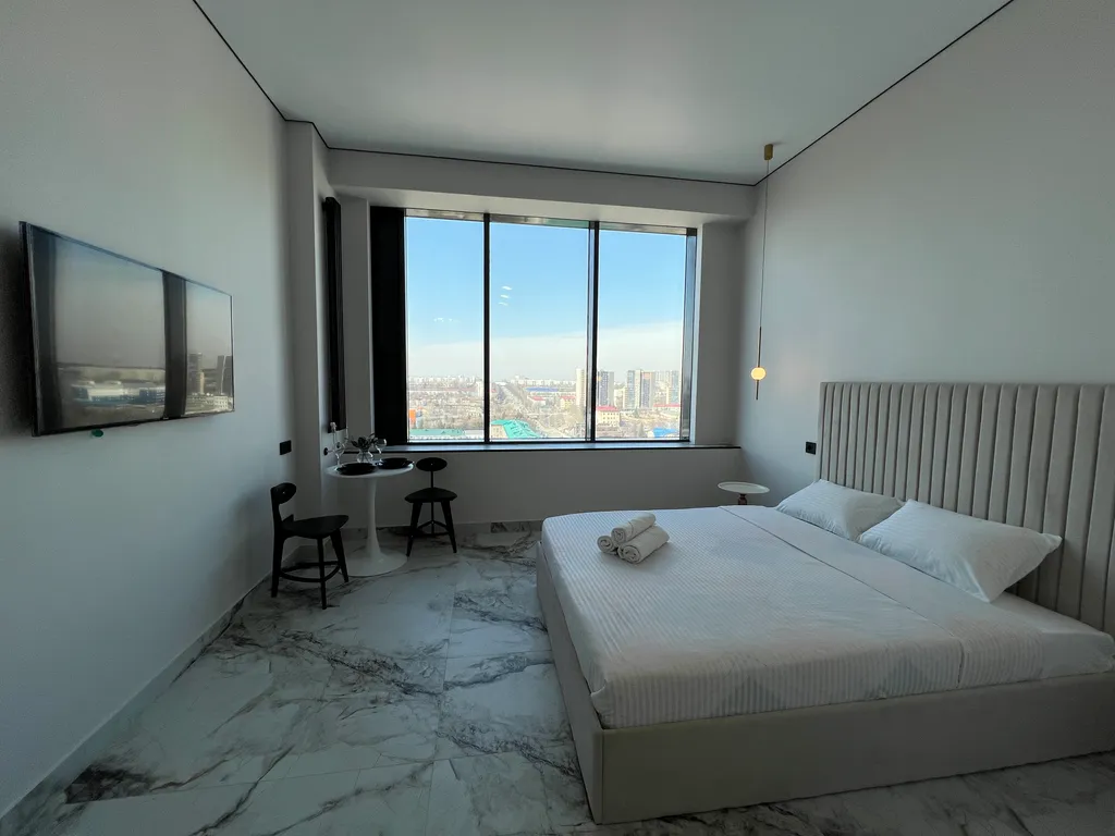 Шикарная студия с панорамой и красивой ванной