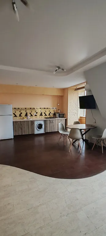 Большая студия в центре города, есть выход на крышу, парковка