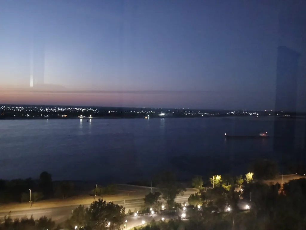 Жизнь с видом реку: огромная лоджия с панорамным остеклением в пол!