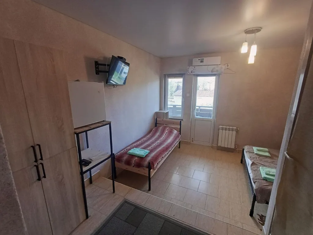 3х-местная комната в центре с балконом и видом на горы