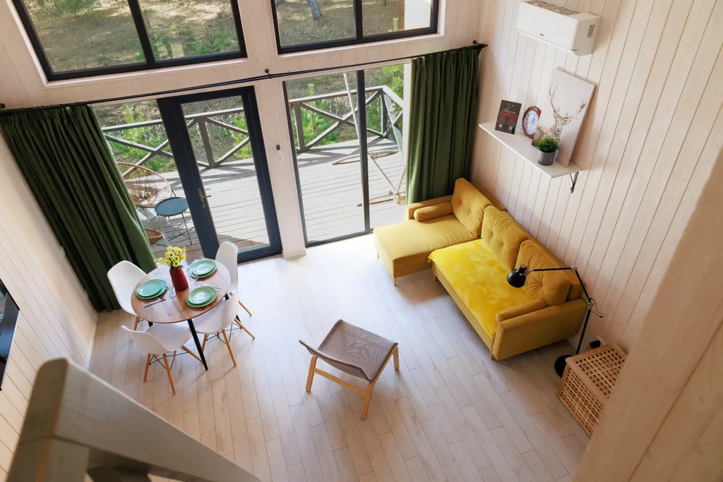 Уютный дом с огромными окнами и невероятным видом на лес