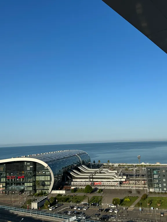 Дизайнерская большая квартира на берегу моря