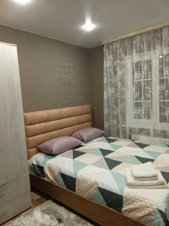 Домик с видом на пруд и сосны