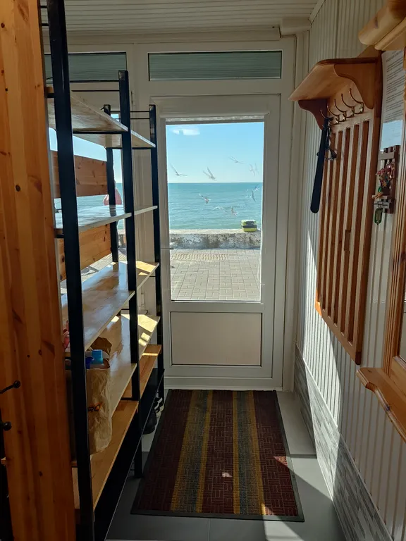 Эллинг на берегу моря