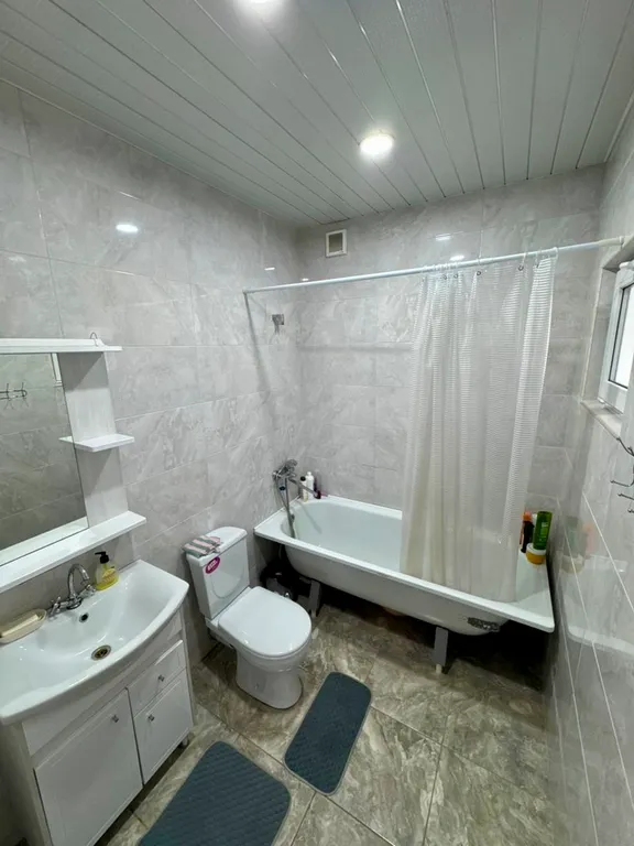 Дом с двором и беседкой в 7 минутах езды от пляжа