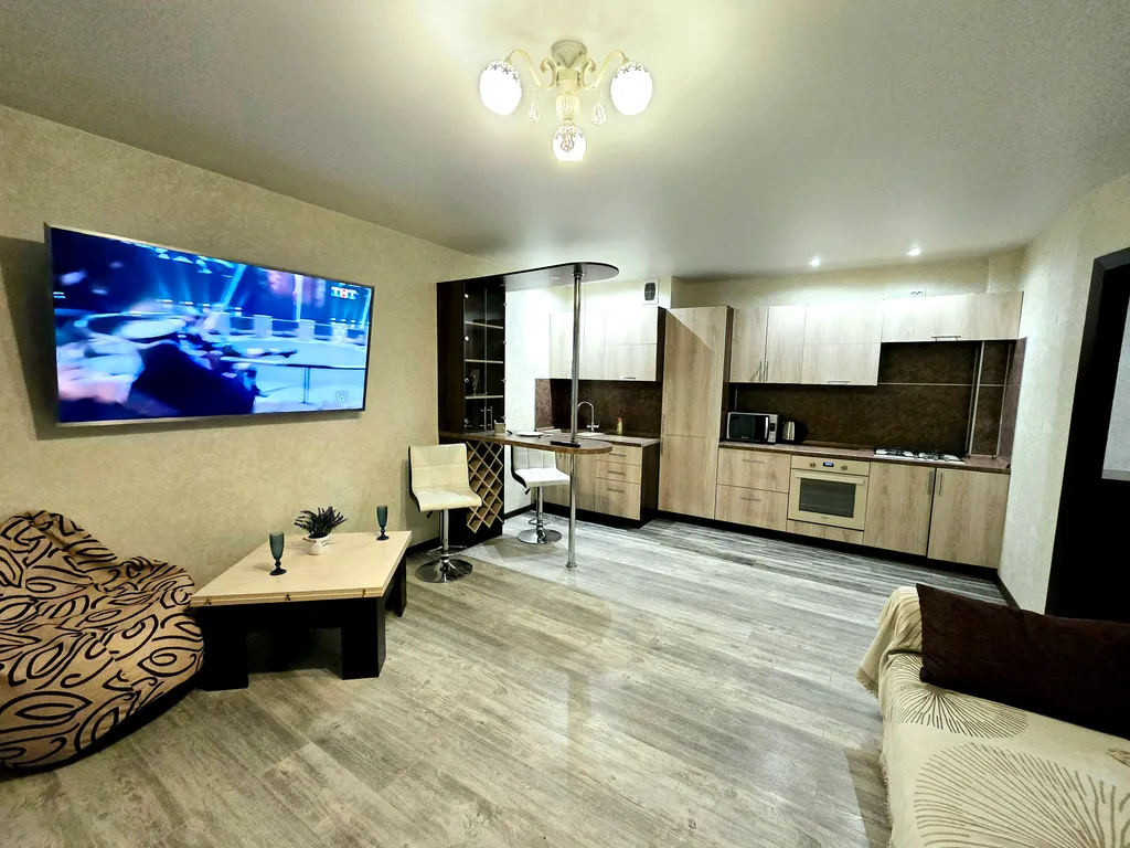 Шикарная квартира с огромным телевизором