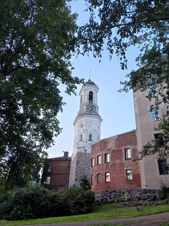 Студия напротив часовой башни