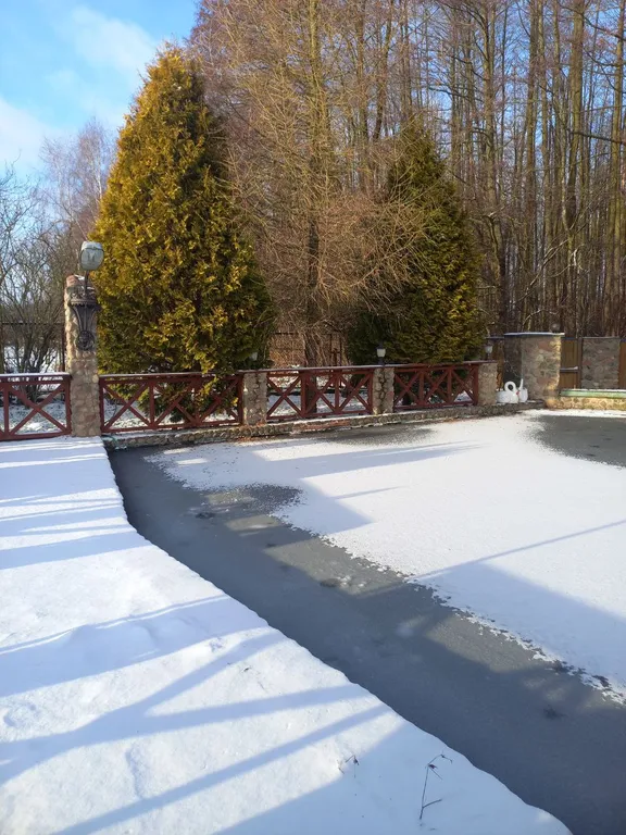 Уютный домик с баней, камином и террасой возле пруда