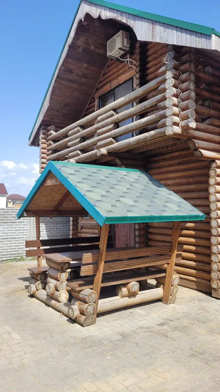 Деревянный домик возле моря