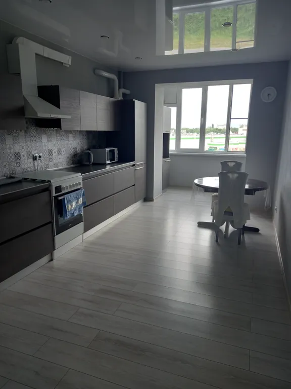 Уютная квартира с панорамным окнами и видом на горы