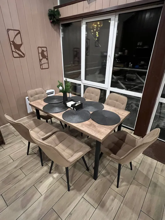 Дом с просторной террасой у леса