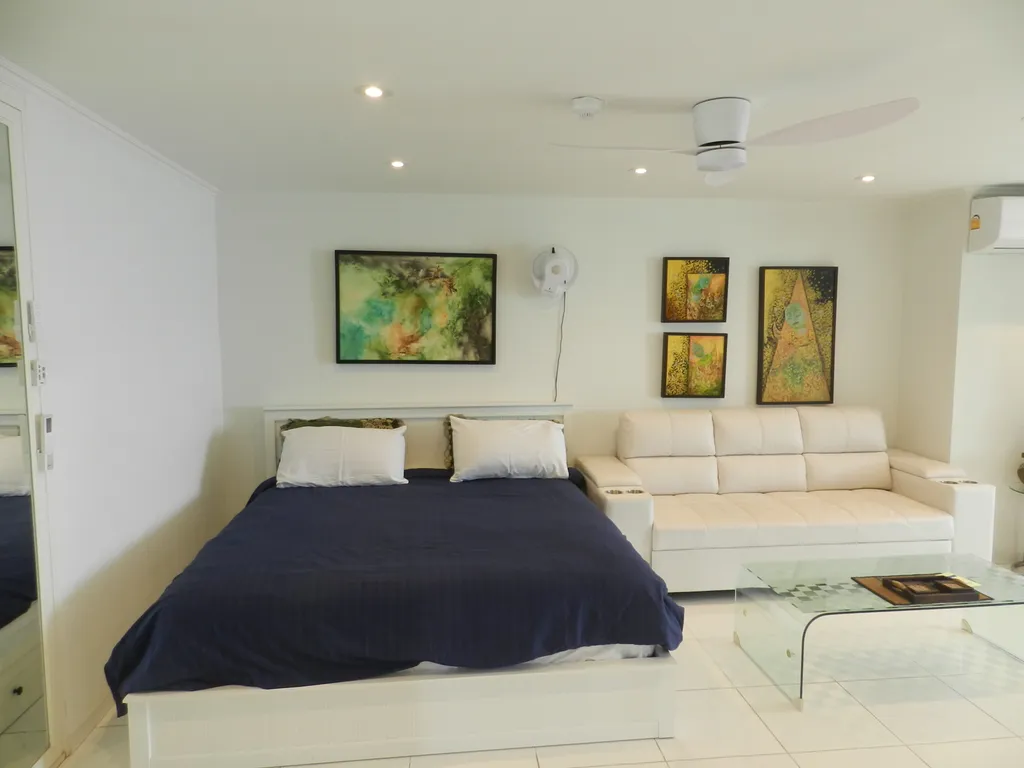 Студия с фронтальным видом на море