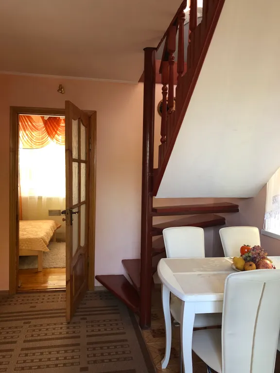 Двухэтажный дом с шикарным уютным двором в самом центре