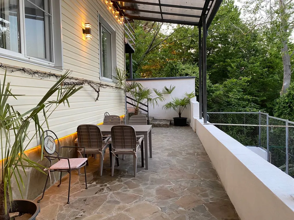 Квартира с бассейном и террасой