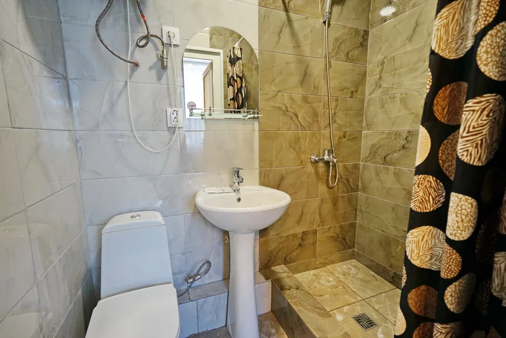 Полулюкс номер до 4 человек,шумоизоляция,рынок,магазины,кафе.