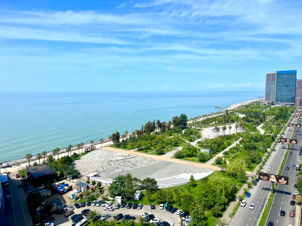 Двухкомнатный апартамент с восхитительным видом на парк и море