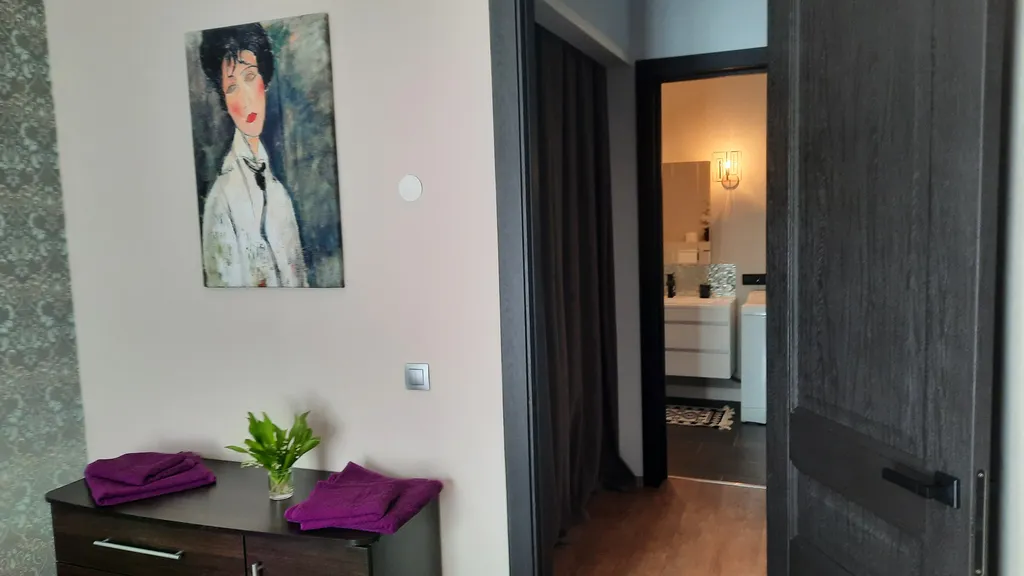 Просторная современная сталинка, в центре рядом с ресторанами и кафе