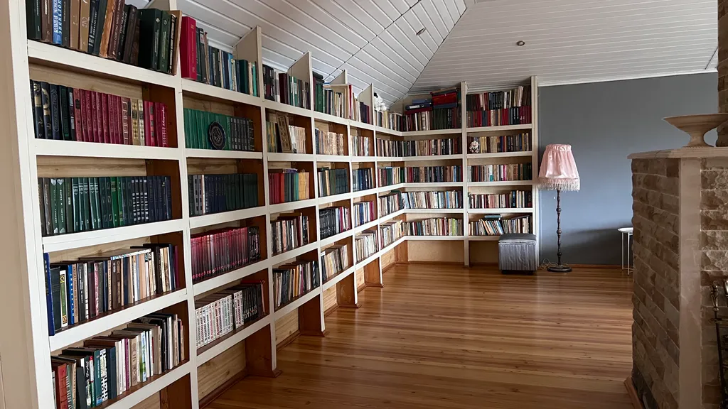 Деревянный дом с красивым видом на море