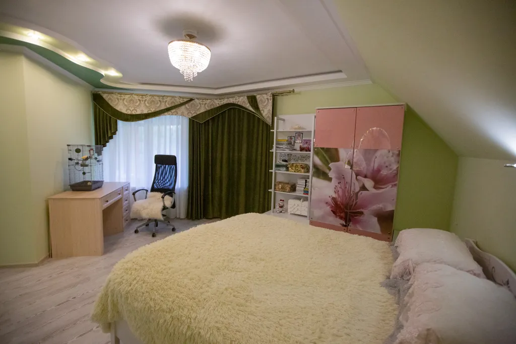 Большой трехэтажный дом