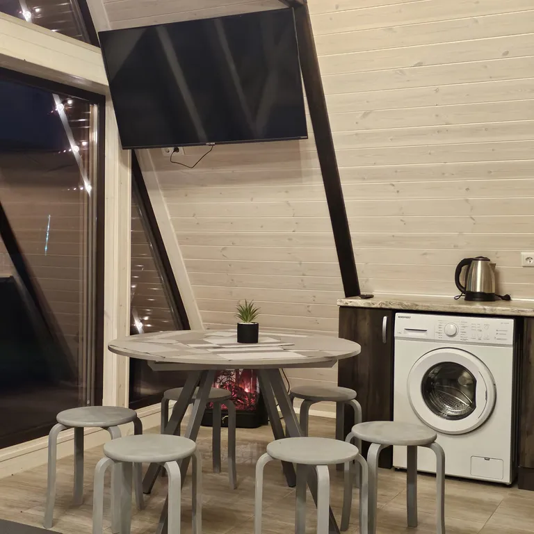 Шестиместный коттедж с изолированным участком 10 соток №1