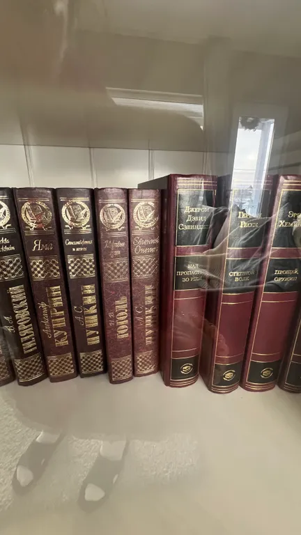 Grey House с дикими зайцами